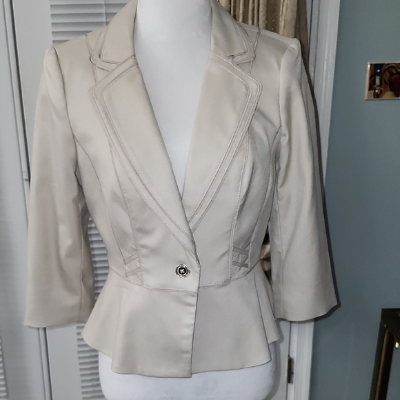 White House Black Market Jackets & Blazers - White House Black Market Elegant Cream Blazer